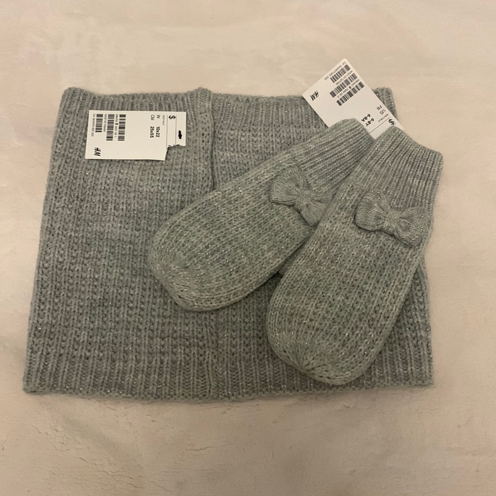 H&M gloves and matching neck warmer/ scarf